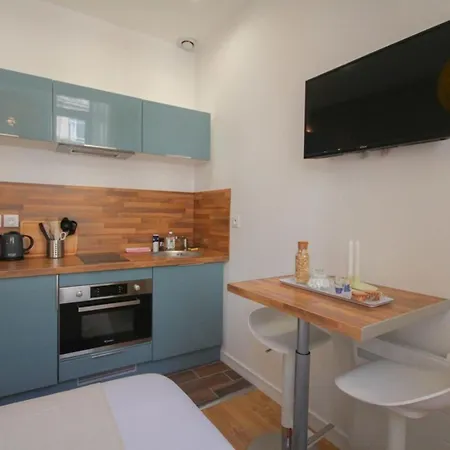 Grand Place - And Equipped Studio!