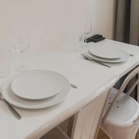 Grand Place - And Equipped Studio! * ליל