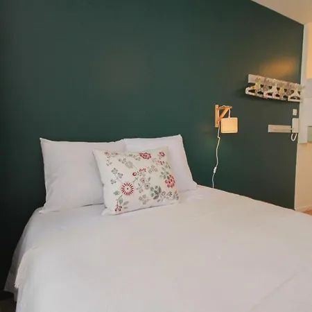 Grand Place - And Equipped Studio! *