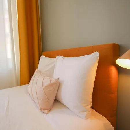 Grand Place - And Equipped Studio! *