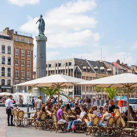 Grand Place - And Equipped Studio! *