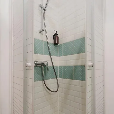 Grand Place - And Equipped Studio! *