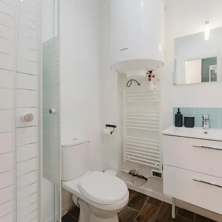 Grand Place - And Equipped Studio! *