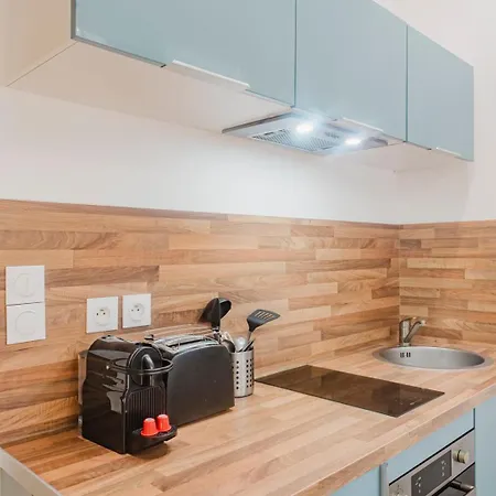 Grand Place - And Equipped Studio!