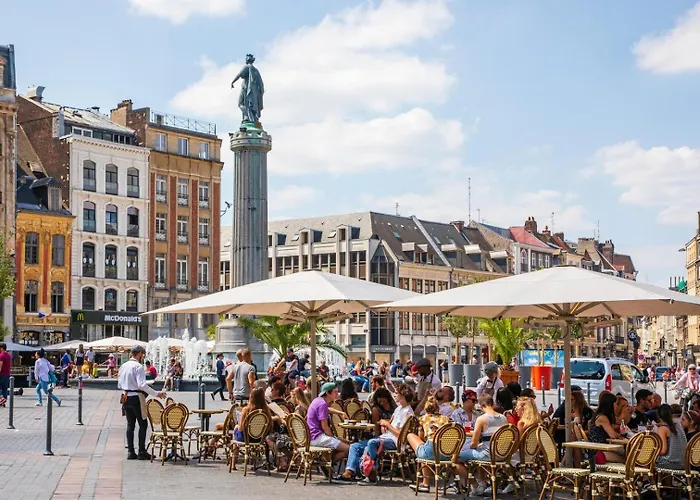 Grand Place - And Equipped Studio! *