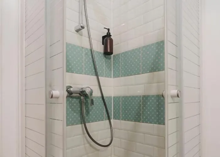 Grand Place - And Equipped Studio! *