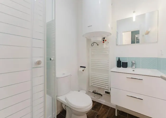 Grand Place - And Equipped Studio! *