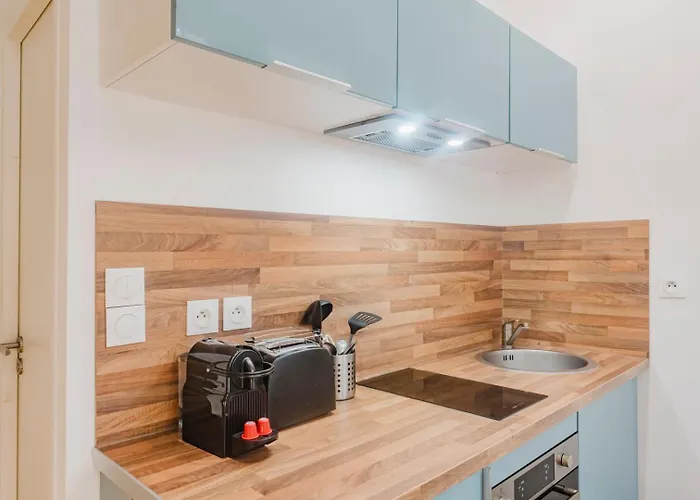 Grand Place - And Equipped Studio!