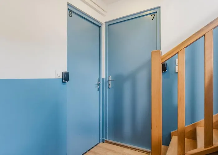 Grand Place - And Equipped Studio! *